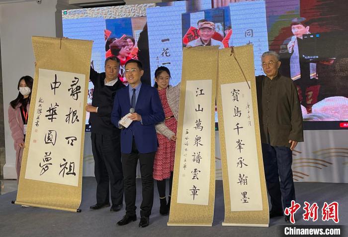 兩岸書法家展示互贈的墨寶，表達對同胞的深情和希望兩岸關(guān)系和平發(fā)展的共同心愿?！÷访?攝