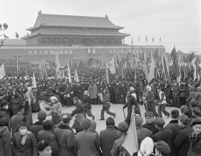 1956年1月15日，北京各界20多萬人在天安門廣場舉行慶祝社會(huì)主義改造勝利聯(lián)歡大會(huì)。新華社發(fā).jpg