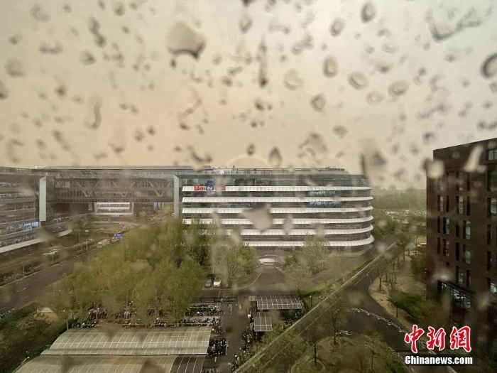 北京迎沙塵大風(fēng)天氣 “泥雨”從天而降