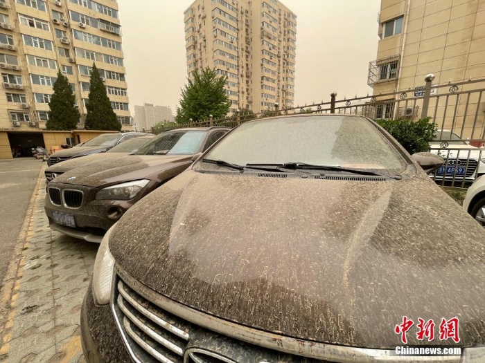 北京迎沙塵大風(fēng)天氣 “泥雨”從天而降