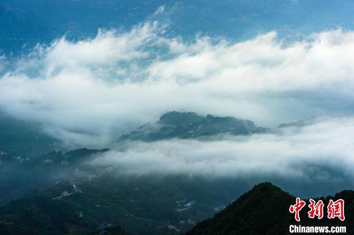 三峽庫區(qū)雨后云霧升騰?！±子?攝