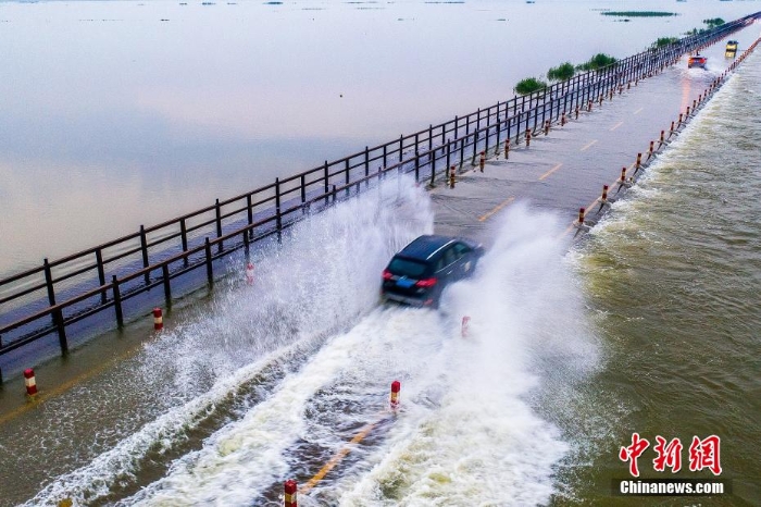 江西再現(xiàn)“水上公路” 目前已實行交通管制