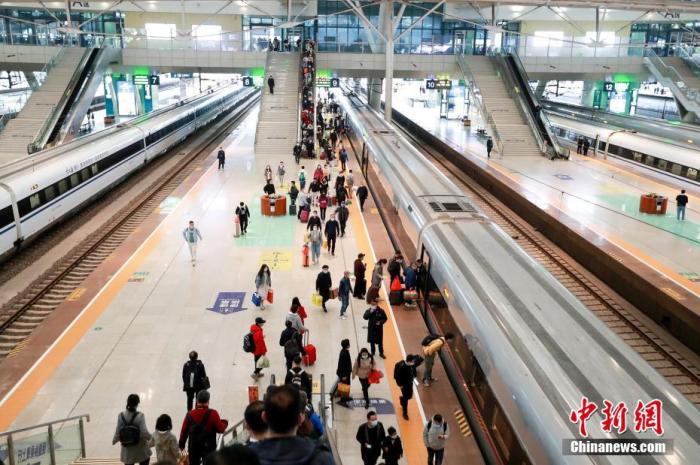 資料圖：旅客在武漢火車站站臺(tái)準(zhǔn)備乘坐高鐵列車。 圖片來源：視覺中國