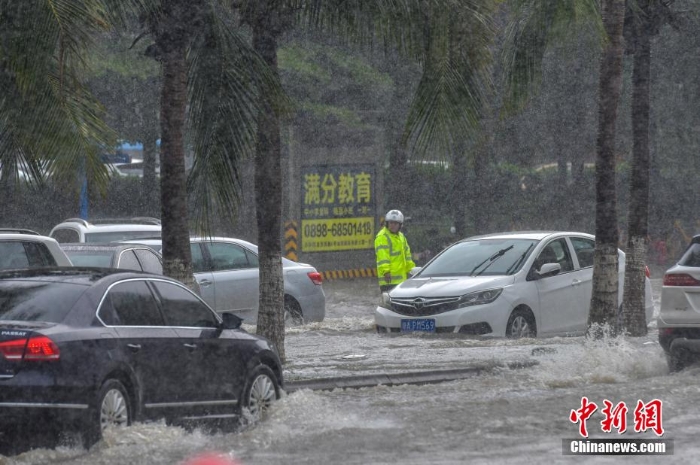 受南海熱帶低壓影響 海口迎暴雨市區(qū)多路段積水