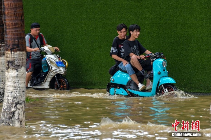 受南海熱帶低壓影響 海口迎暴雨市區(qū)多路段積水