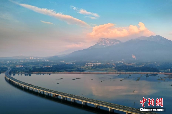 【沿著高速看中國】航拍江西九江繞城高速廬山青山湖大橋