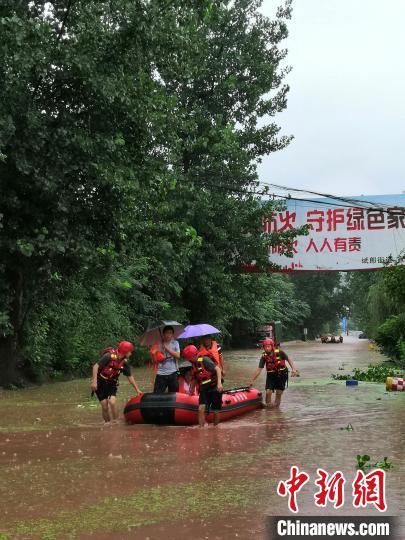 四川達州強降雨致洪澇災害：救援人員救出被困民眾