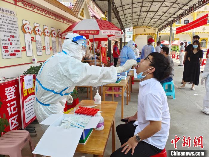 圖為7月10日，瑞麗市卯相社區(qū)居民進(jìn)行核酸檢測(cè)?！№n帥南 攝