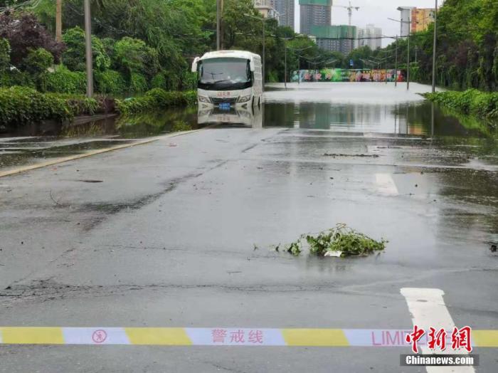 7月21日，河南，鄭州暴雨第二日，經(jīng)過一夜的搶險救援積水路段的積水明顯下降，但街頭仍有多處積水嚴(yán)重。圖為洪水消退后的鄭州街頭。<a target='_blank' href='http://www.chinanews.com/'>中新社</a>記者 李貴剛 攝