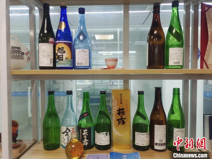 荻野大辦公室展示的日本清酒?！√菩∏?攝