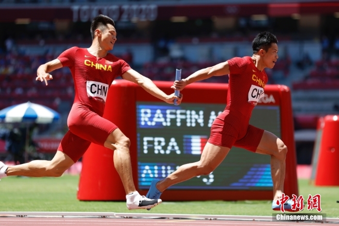 腳下生風(fēng)！東京奧運(yùn)會(huì)中國(guó)男子4x100接力晉級(jí)決賽