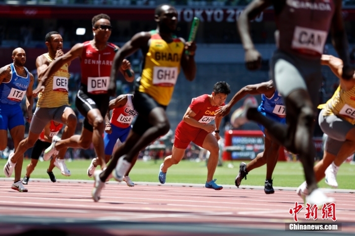 腳下生風(fēng)！東京奧運(yùn)會(huì)中國(guó)男子4x100接力晉級(jí)決賽