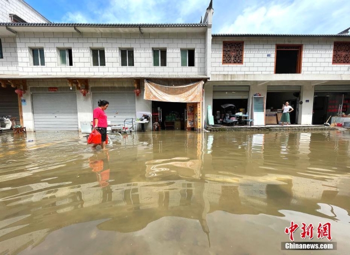 超強降水致福建多地積水內(nèi)澇 近9萬人次轉(zhuǎn)移