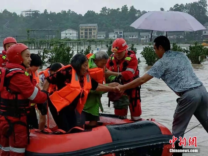 四川達(dá)州遭暴雨襲擊 救援人員緊急轉(zhuǎn)移被困民眾