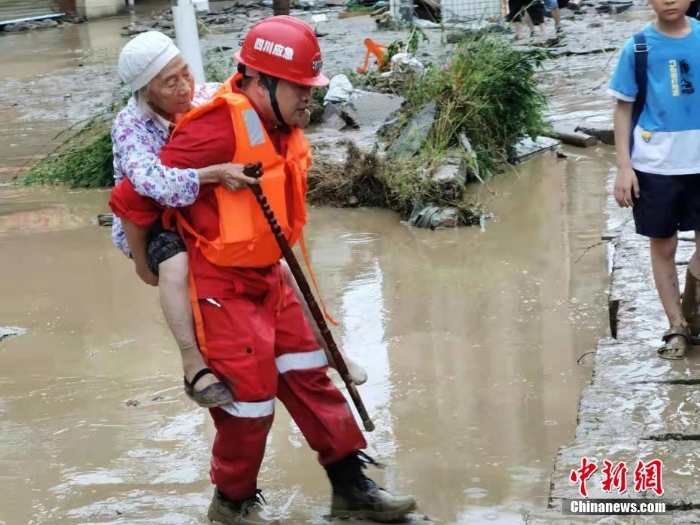 四川達(dá)州遭暴雨襲擊 救援人員緊急轉(zhuǎn)移被困民眾