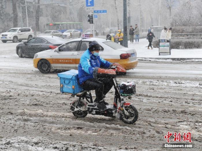 資料圖：外賣小哥冒雪送餐。 <a target='_blank' href='http://www.chinanews.com/'>中新社</a>記者 劉棟 攝