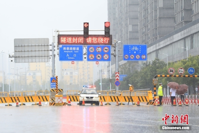 直擊暴雨下的鄭州街頭