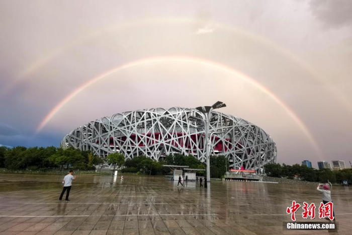 北京雨后天空現(xiàn)雙彩虹景象美輪美奐