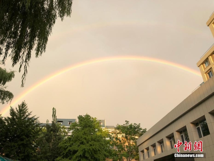 北京雨后天空現(xiàn)雙彩虹景象美輪美奐