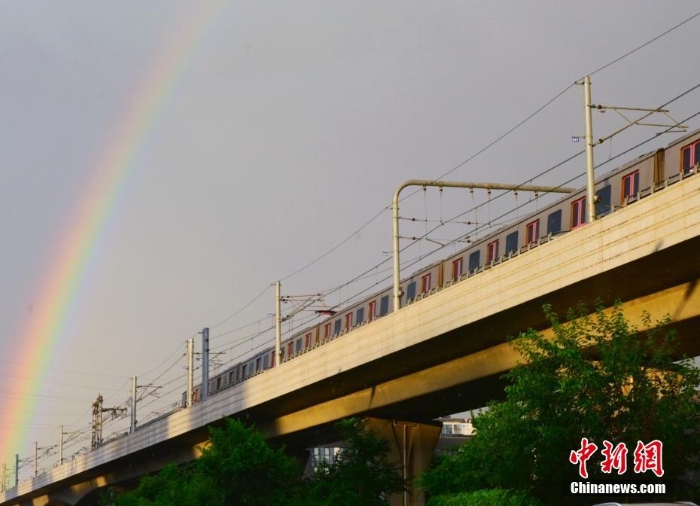 北京雨后天空現(xiàn)雙彩虹景象美輪美奐