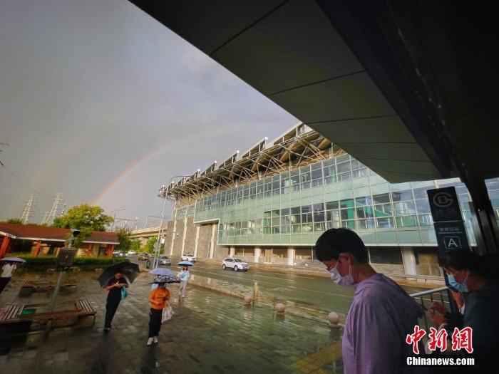 北京雨后天空現(xiàn)雙彩虹景象美輪美奐