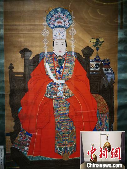 《臨淮侯夫人史氏像》與金帔墜展品 應(yīng)妮 攝