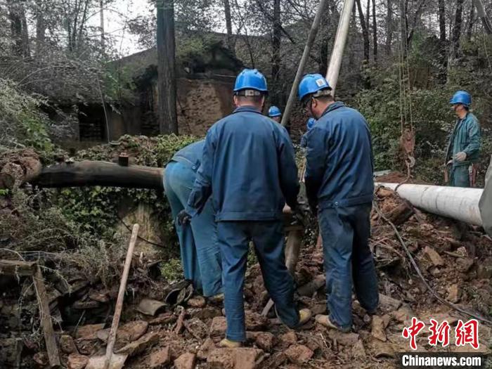 更換因強(qiáng)降雨損毀電桿。　趙亮 攝