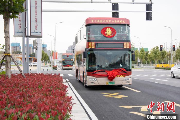 圖為載著新人們的雙層公交婚車在市區(qū)行駛。　王威 攝