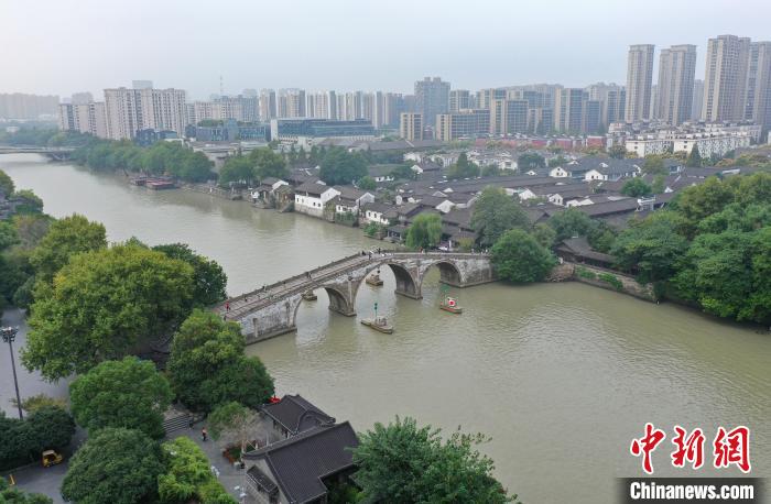 大運(yùn)河南端的杭州拱宸橋。　王剛 攝