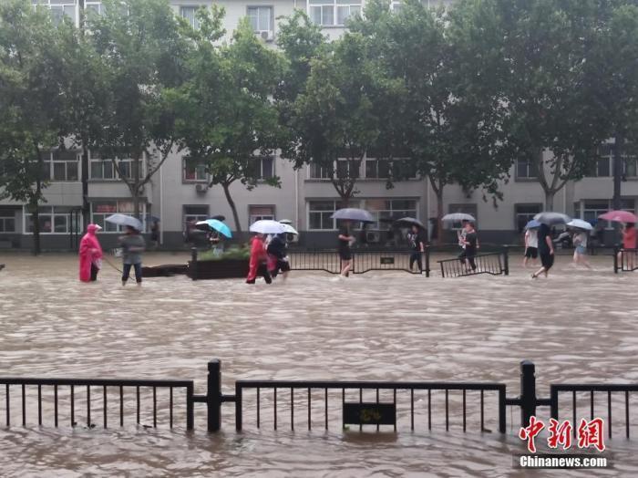 資料圖：持續(xù)強(qiáng)降雨導(dǎo)致鄭州部分街道積水嚴(yán)重。<a target='_blank' href='http://www.chinanews.com/'>中新社</a>記者 闞力 攝 