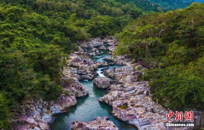 航拍海南呀諾達熱帶雨林景區(qū)，鳥瞰秀美山水、廣袤雨林。中新社記者 駱云飛 攝