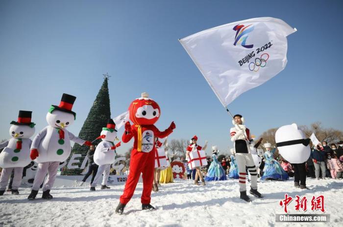 1月1日，北京世界公園“冬日戀歌”冰雪主題巡游。世界公園近日推出歡樂冰雪季暨“北奧探夢”冰雪嘉年華，包括冬奧知識科普活動等主題活動，以冬奧文化為核心，助力北京2022年冬奧會。 <a target='_blank' href='/'>中新社</a>記者 趙雋 攝