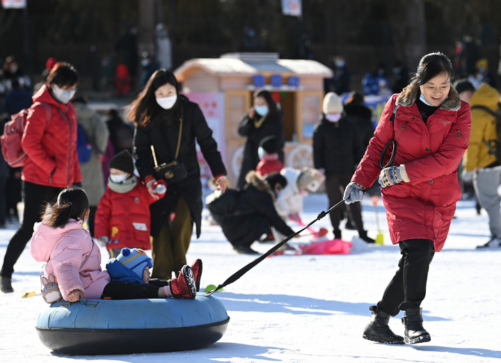 　1月2日，在北京市陶然亭公園冰雪嘉年華中，家長和孩子共享冰雪樂趣。新華社記者 李賀 攝