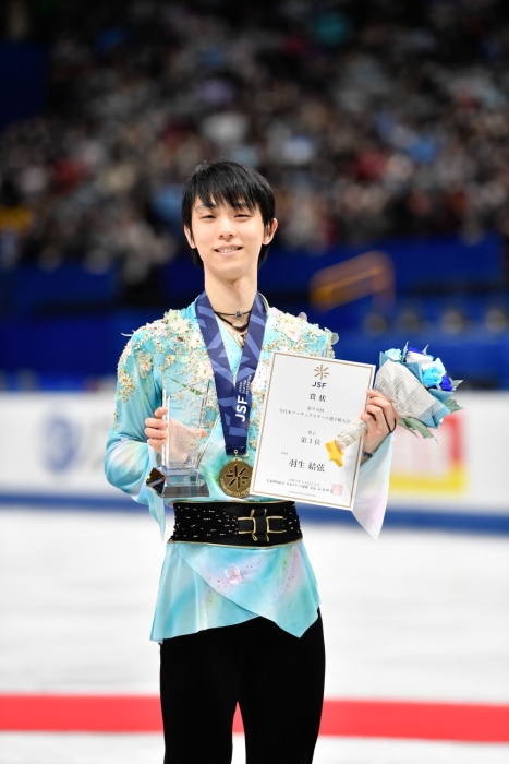 羽生結(jié)弦在頒獎典禮上。新華社記者 張笑宇 攝