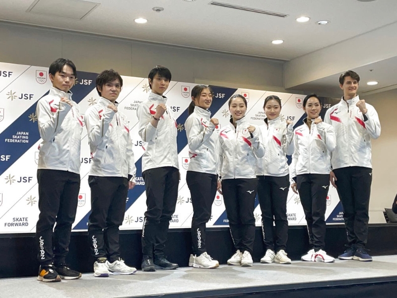 參加北京冬奧會的日本花滑運(yùn)動員鍵山優(yōu)真、宇野昌磨、羽生結(jié)弦、坂本花織、樋口新葉、河邊愛菜、小松原美里、小松原尊（從左至右）在新聞發(fā)布會上合影。新華社記者 楊汀 攝