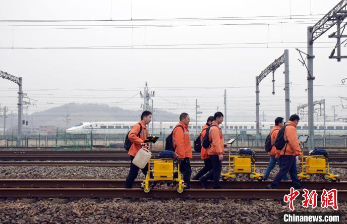 圖為鋼軌探傷工利用列車間隔時(shí)間檢測(cè)鋼軌?！⊥鹾?攝