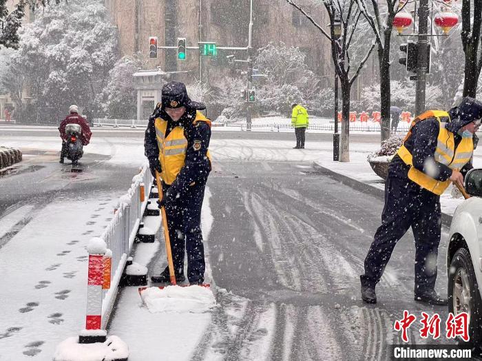 截至7日清晨6時，江蘇南京全市已經(jīng)出動人員2萬余人次，掃雪車輛、機(jī)械1395臺次，保障市民出行?！∧暇┏枪芄﹫D