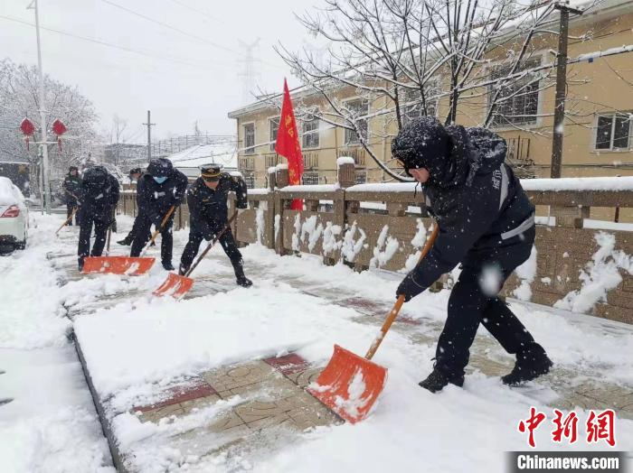 從7日凌晨至8日，江蘇南部等地局部地區(qū)迎來暴雪，最深積雪達(dá)6厘米以上?！∧暇┏枪芄﹫D