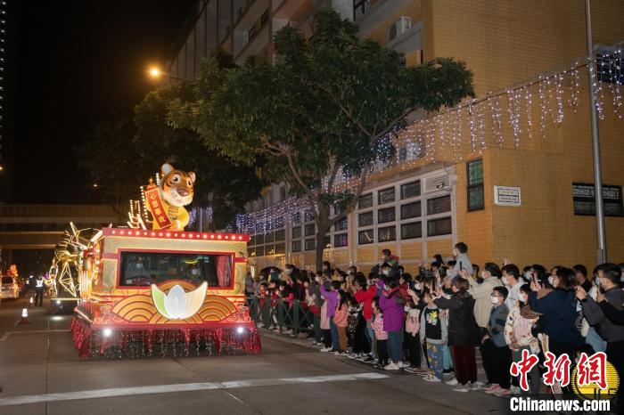 澳門農(nóng)歷新年花車匯演吸引大批市民到場觀賞