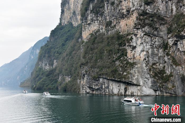 游船往來航行在重慶市酉陽土家族苗族自治縣烏江龔灘古鎮(zhèn)段，一片繁忙景象?！∏窈楸?攝