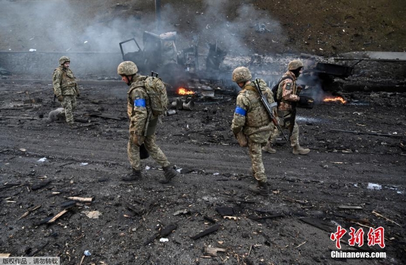 烏克蘭軍隊(duì)基輔街頭遭遇俄羅斯突襲小組 交火后地面一片狼籍