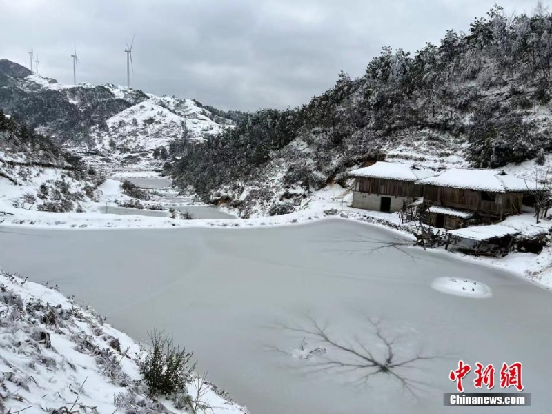 廣西摩天嶺出現(xiàn)雪嶺云海景觀