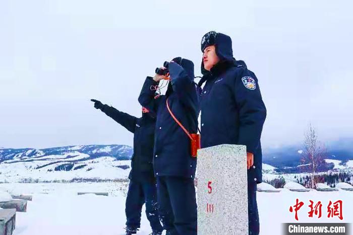 新疆戍邊人騎馬、步行翻雪山、越達坂