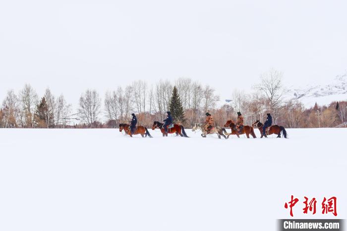 民警和護邊員騎馬穿越雪海?！±钽戵K 攝