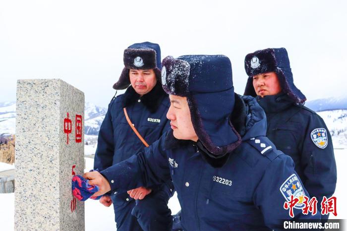 民警擦拭界碑?！±钽戵K 攝