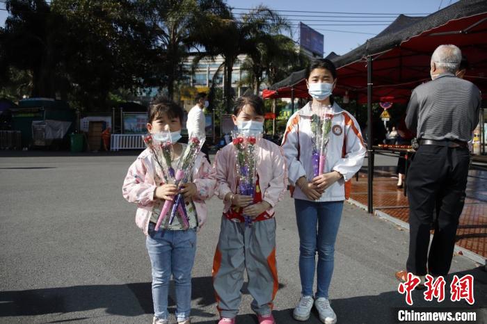 小朋友走出家門領取康乃馨。　陳雅芳 攝