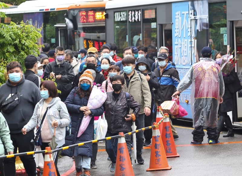 清明4天連假開(kāi)跑，不少臺(tái)灣民眾3日前往納骨塔、公墓祭祖掃墓。(陳俊吉攝) 圖片來(lái)源：臺(tái)灣“中時(shí)新聞網(wǎng)”.jpg