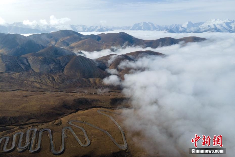 西藏珠峰現(xiàn)壯闊云海景觀