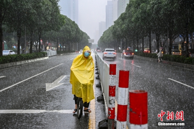 強(qiáng)降水云團(tuán)抵達(dá) 廣州多區(qū)發(fā)布暴雨預(yù)警