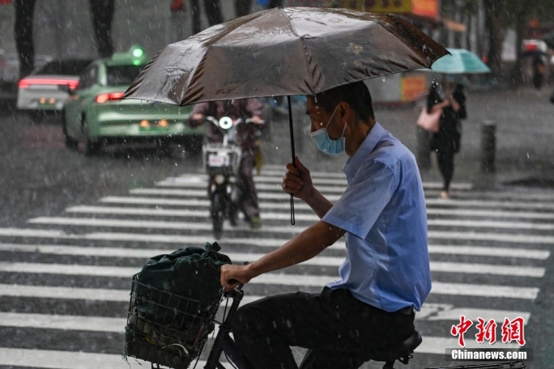 強(qiáng)降水云團(tuán)抵達(dá) 廣州多區(qū)發(fā)布暴雨預(yù)警